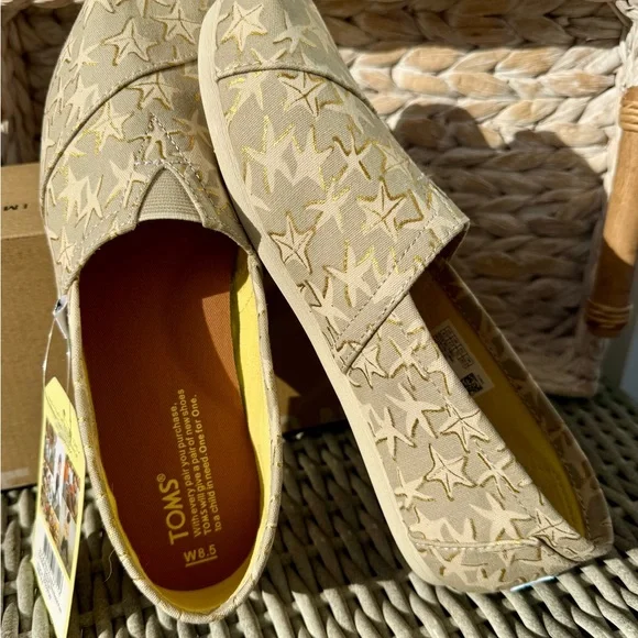 NWT *RARE* TOMS Beige and Pale Yellow Starfish Slip-On Alpargata Espadrilles - Picture 5 of 7